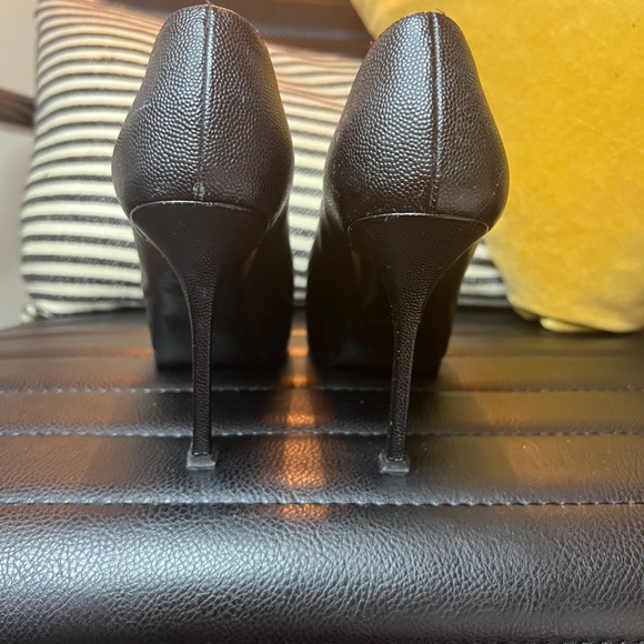YSL Saint Laurent pebbled leather tribute two covered platform heeled pump. - Picture 6 of 7